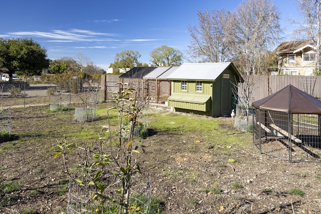 view of yard featuring an outbuilding