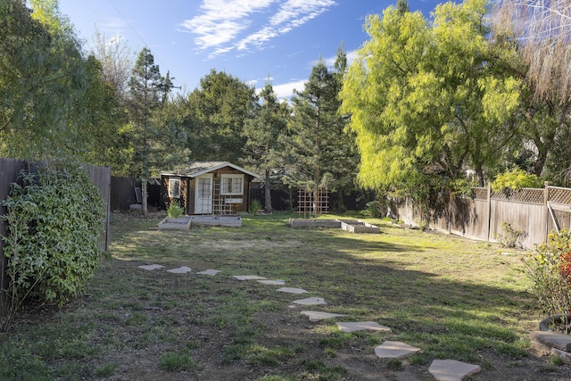 view of yard featuring an outdoor structure