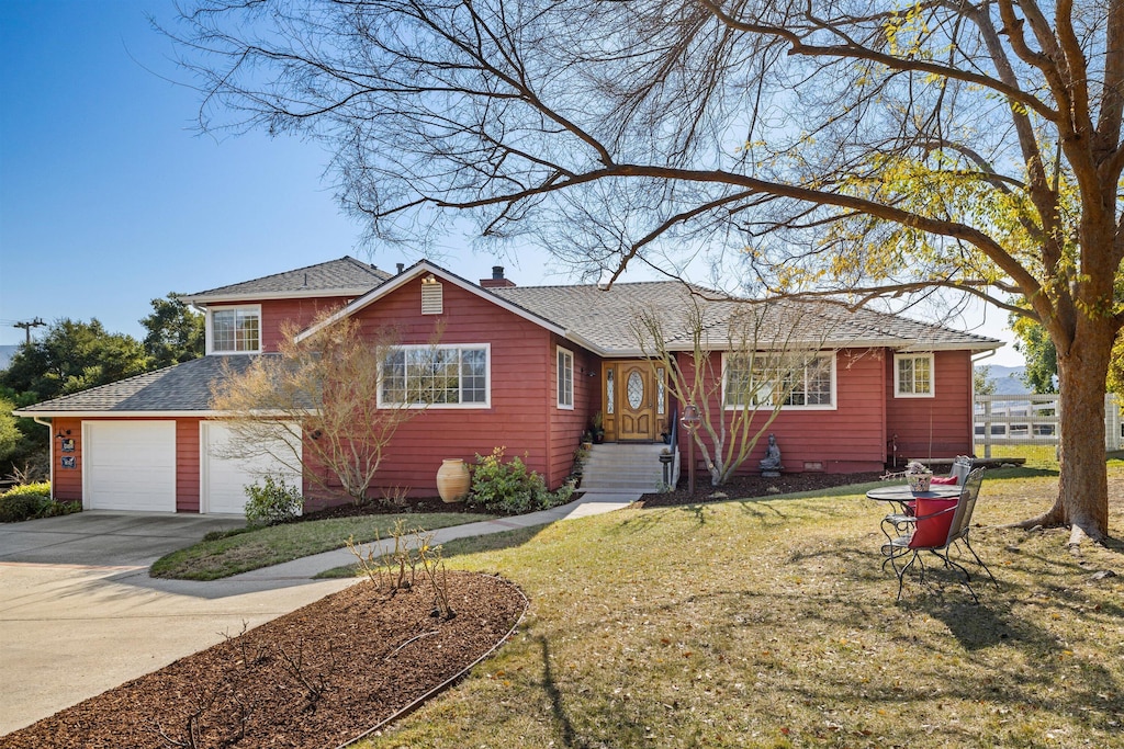 view of front facade with a garage and a front yard