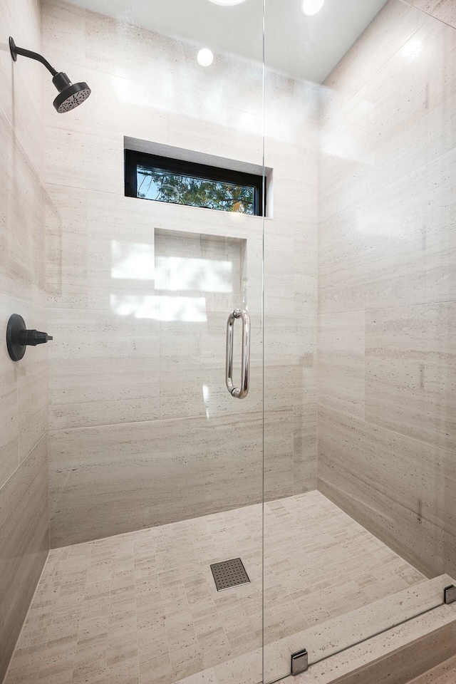 bathroom featuring tiled shower