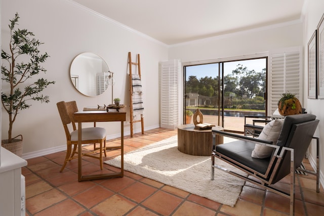 sitting room with crown molding