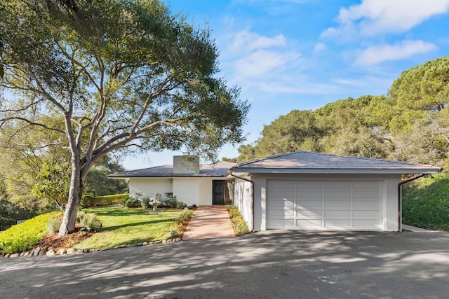 view of front of home featuring a garage and a front yard