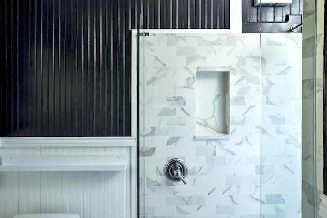 details featuring tiled shower