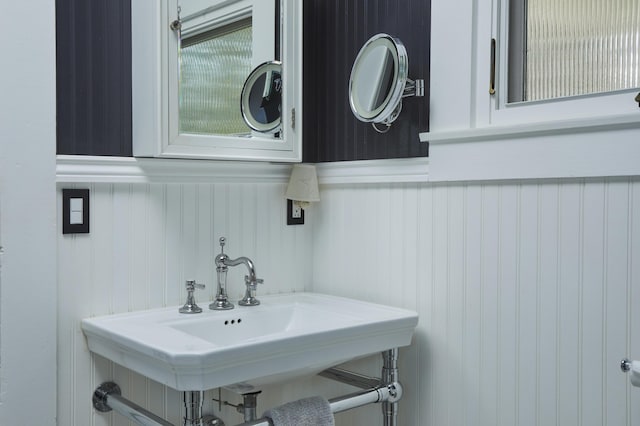 bathroom featuring sink