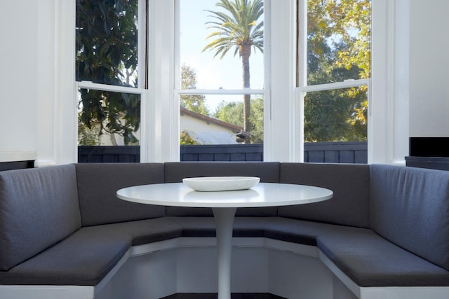 sitting room featuring breakfast area