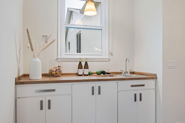 bathroom featuring sink