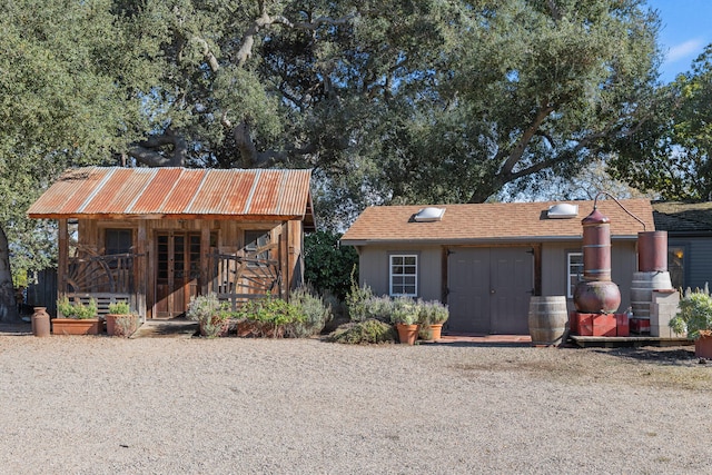 view of front facade featuring an outbuilding