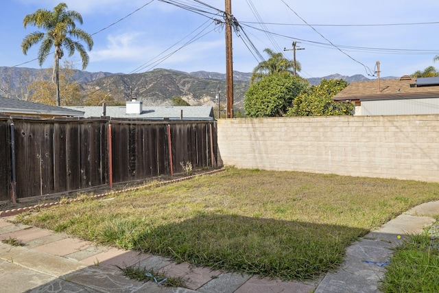 view of yard with a mountain view