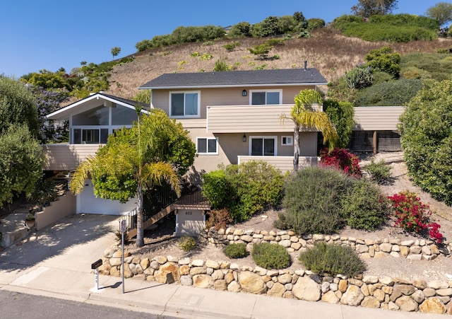 view of front facade with driveway and stucco siding