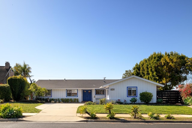 ranch-style house featuring a front lawn