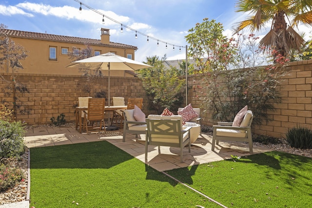 view of yard featuring a patio area