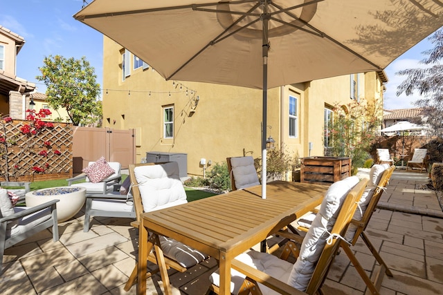 view of patio with an outdoor fire pit