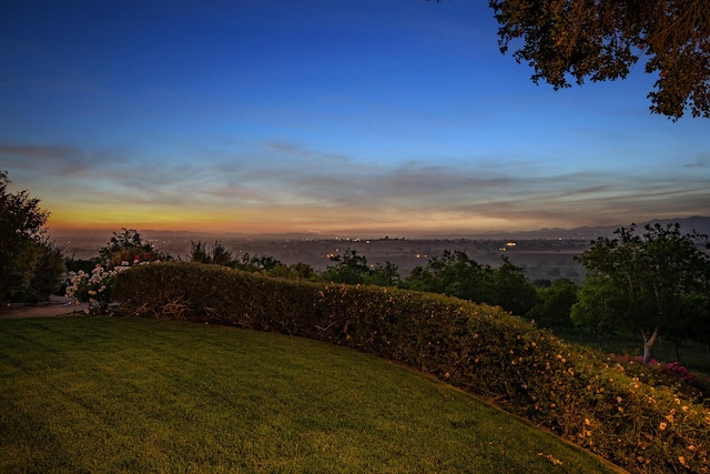 view of yard at dusk