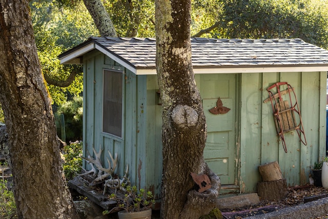 view of outbuilding