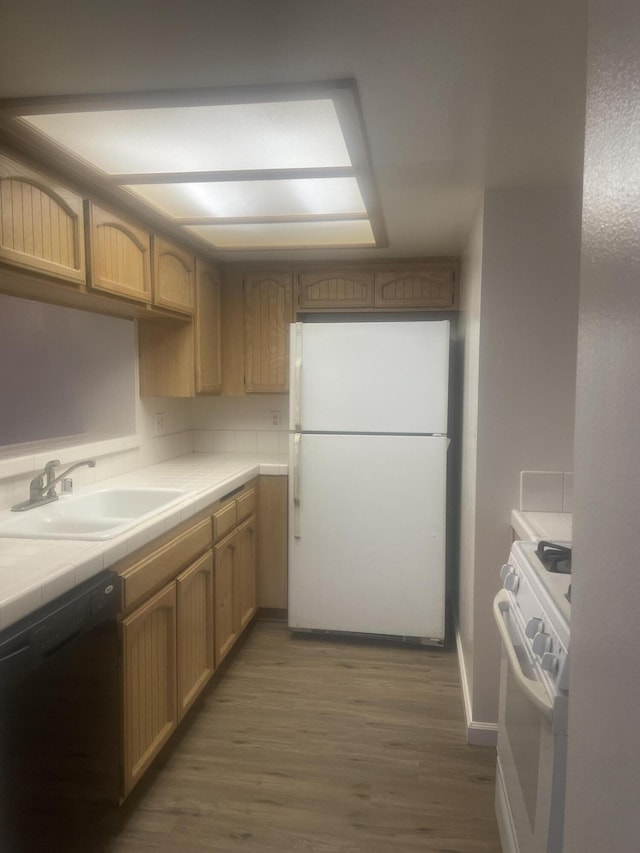 kitchen featuring sink, white appliances, dark hardwood / wood-style floors, and tile counters