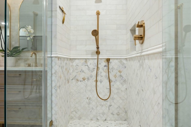 full bathroom featuring tiled shower