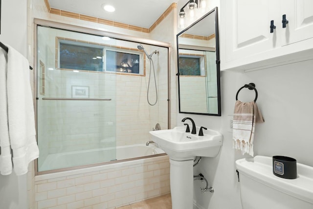 bathroom with toilet and tiled shower / bath