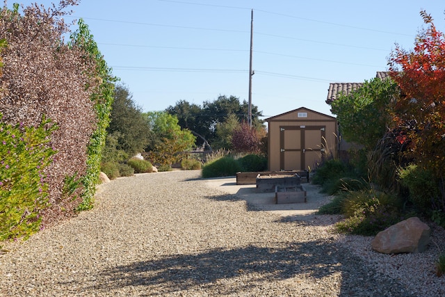 view of yard featuring a shed