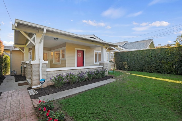 view of front facade featuring covered porch and a front yard