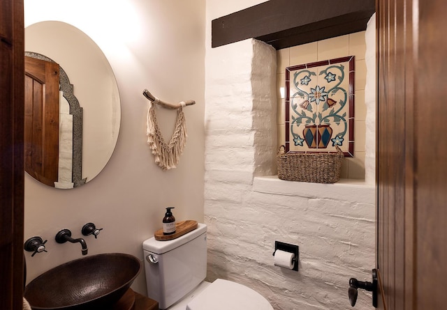 bathroom featuring toilet and a sink