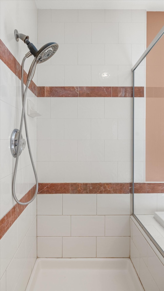 full bathroom featuring tiled shower