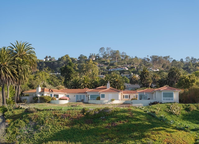 4121 Creciente Dr, Santa Barbara, CA 93110 - ranch-style home featuring stucco siding, a tile roof, and a front yard