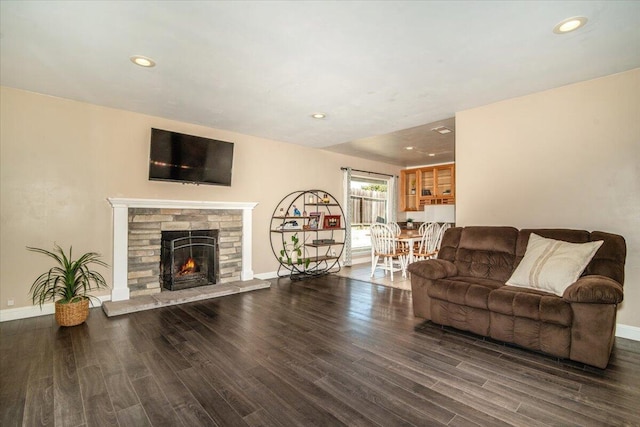 living room with recessed lighting, a fireplace, wood finished floors, and baseboards