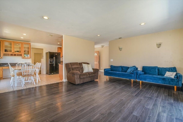 living area with light wood-style floors, visible vents, and recessed lighting