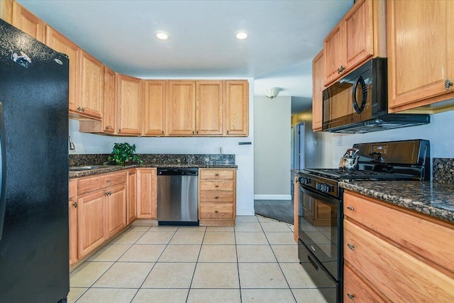 kitchen featuring light tile patterned floors, recessed lighting, a sink, baseboards, and black appliances