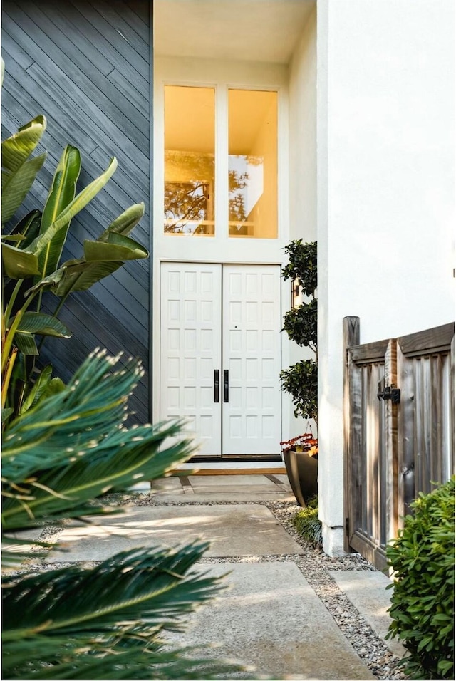 view of exterior entry with stucco siding