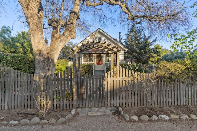 view of front facade with a fenced front yard