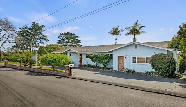 ranch-style house featuring aphalt driveway