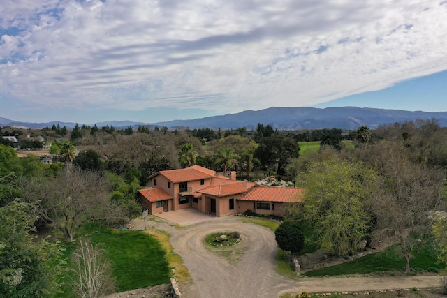 bird's eye view featuring a mountain view and a wooded view