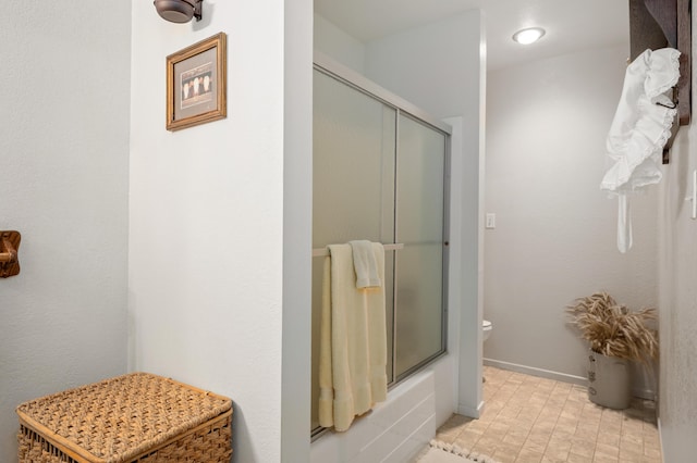 full bathroom featuring baseboards, shower / bath combination with glass door, and toilet