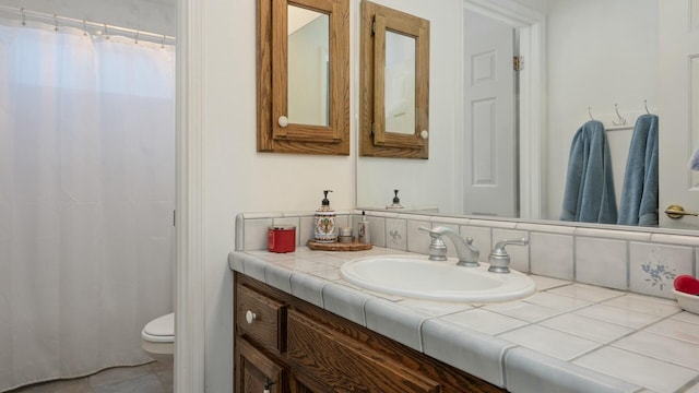 full bathroom with vanity, curtained shower, and toilet