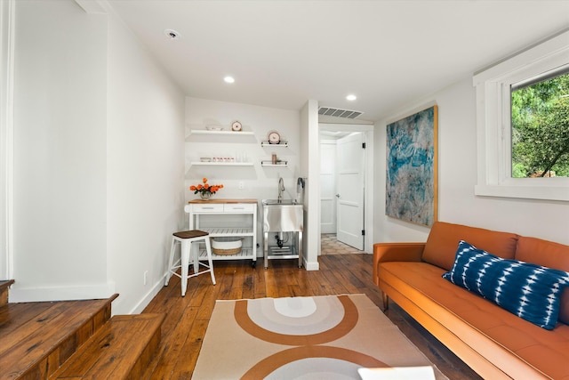 living area featuring visible vents, recessed lighting, baseboards, and hardwood / wood-style flooring