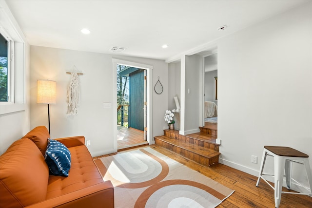 living area with visible vents, recessed lighting, baseboards, and hardwood / wood-style flooring