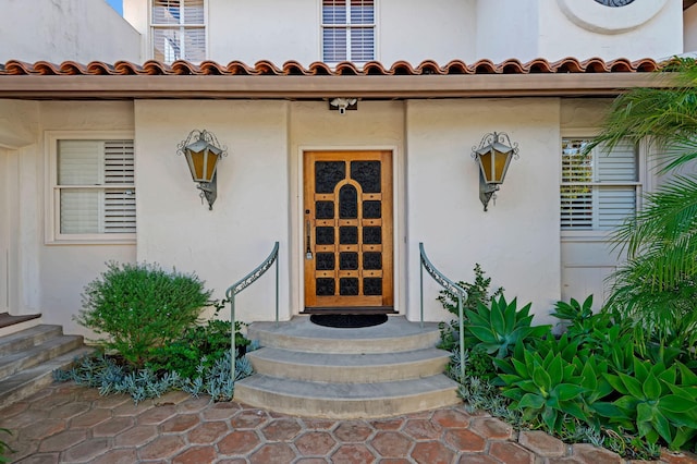 entrance to property with stucco siding