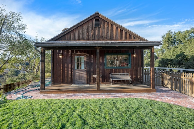 view of outdoor structure featuring an outbuilding and fence