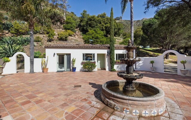 1060 Ladera Ln, Santa Barbara, CA 93108 - exterior space featuring fence