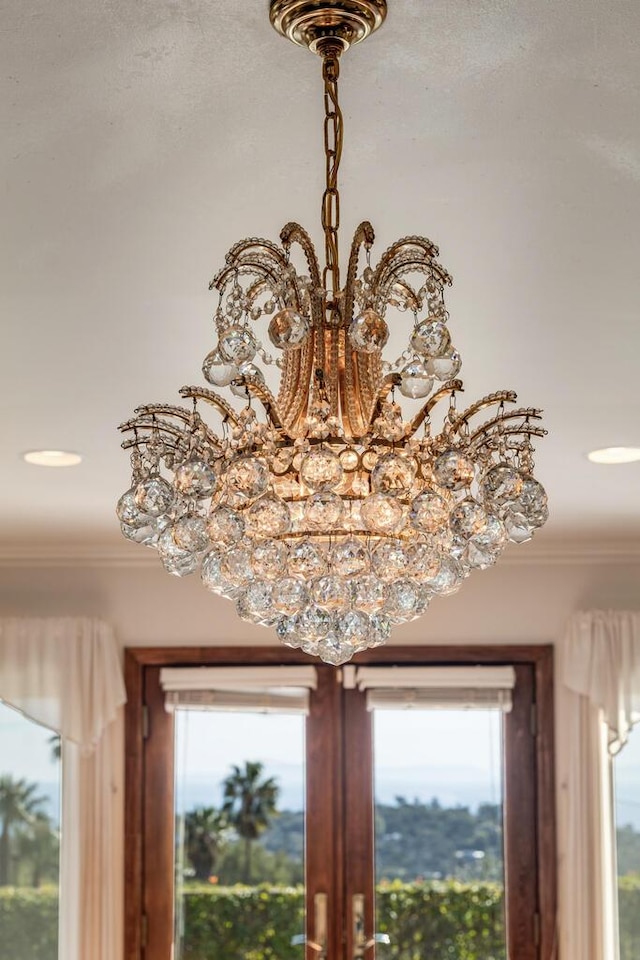 details with a notable chandelier and ornamental molding