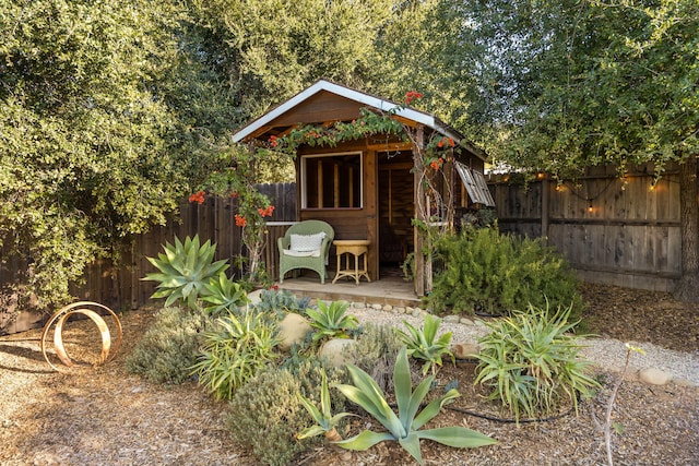 view of outdoor structure featuring a fenced backyard and an outdoor structure