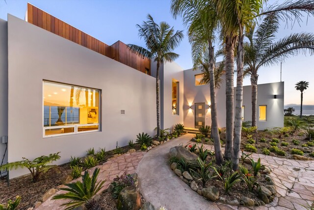 view of front facade featuring stucco siding