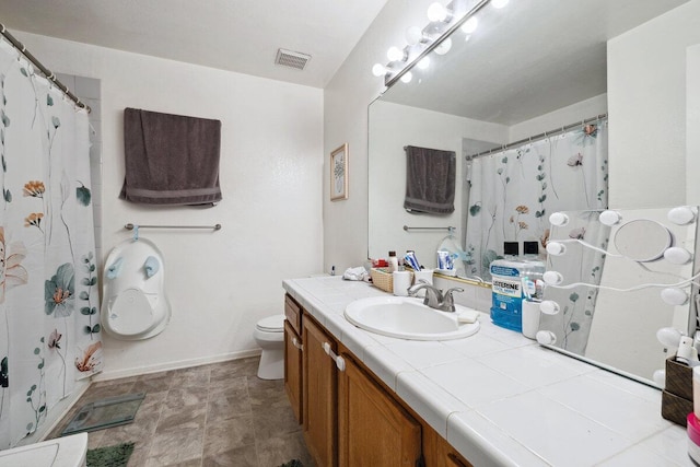 bathroom with toilet, baseboards, visible vents, a shower with shower curtain, and vanity