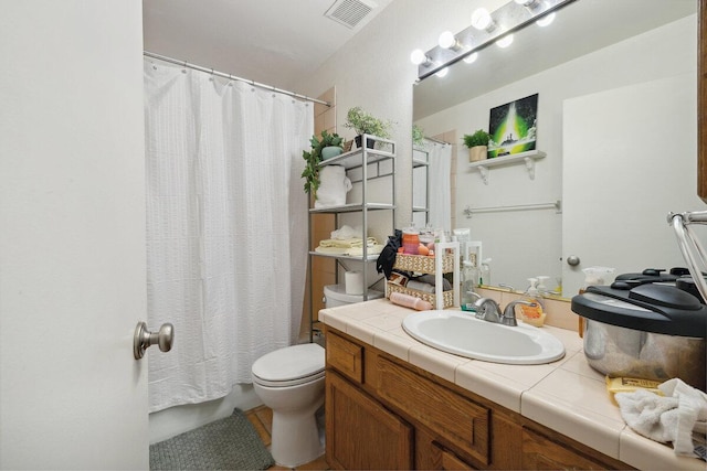 full bath with vanity, visible vents, a shower with shower curtain, and toilet
