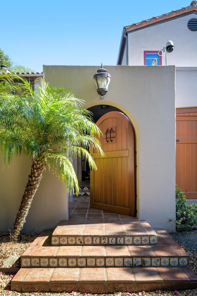 entrance to property with stucco siding