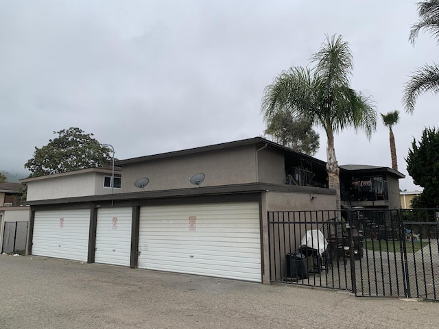 331 S Steckel Dr, Santa Paula, CA 93060 - garage featuring fence