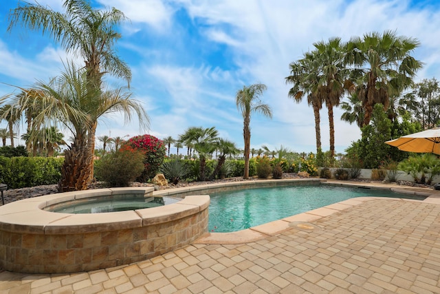 80220 Vía Tesoro, Tesoro, CA 92253 - pool with an in ground hot tub and a patio area