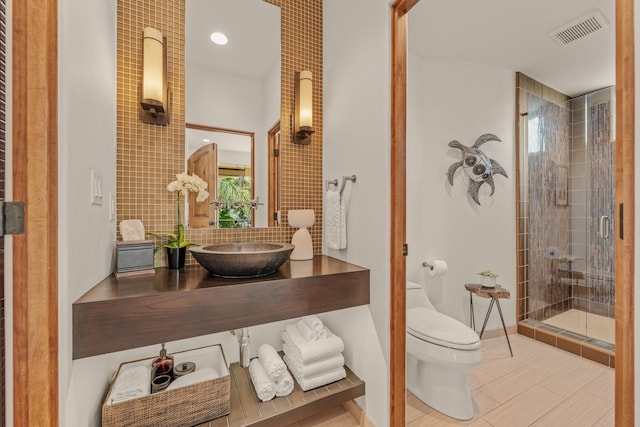1158 Shelburn Ln, Ventura, CA 93001 - bathroom featuring visible vents, toilet, baseboards, tasteful backsplash, and a shower stall