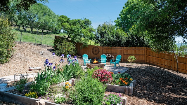 view of yard featuring a fenced backyard and an outdoor fire pit